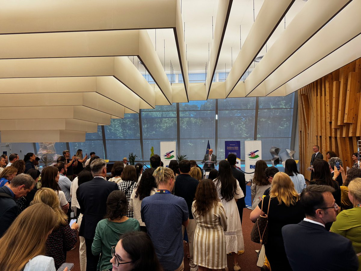 Ponosni smo, da je Slovenka <a href="/SpelaFerlin/">Špela</a> prejela Nagrado za mlado novinarko <a href="/coe/">Council of Europe</a> Sveta Evrope za izjemno poročanje o življenju Romov na Slovaškem. Priznanje spodbuja kakovostno novinarstvo in ozavešča o izzivih manjšin. Nagrajenki je čestitala tudi veleposlanica <a href="/BertaMrak/">Berta MRAK</a>.