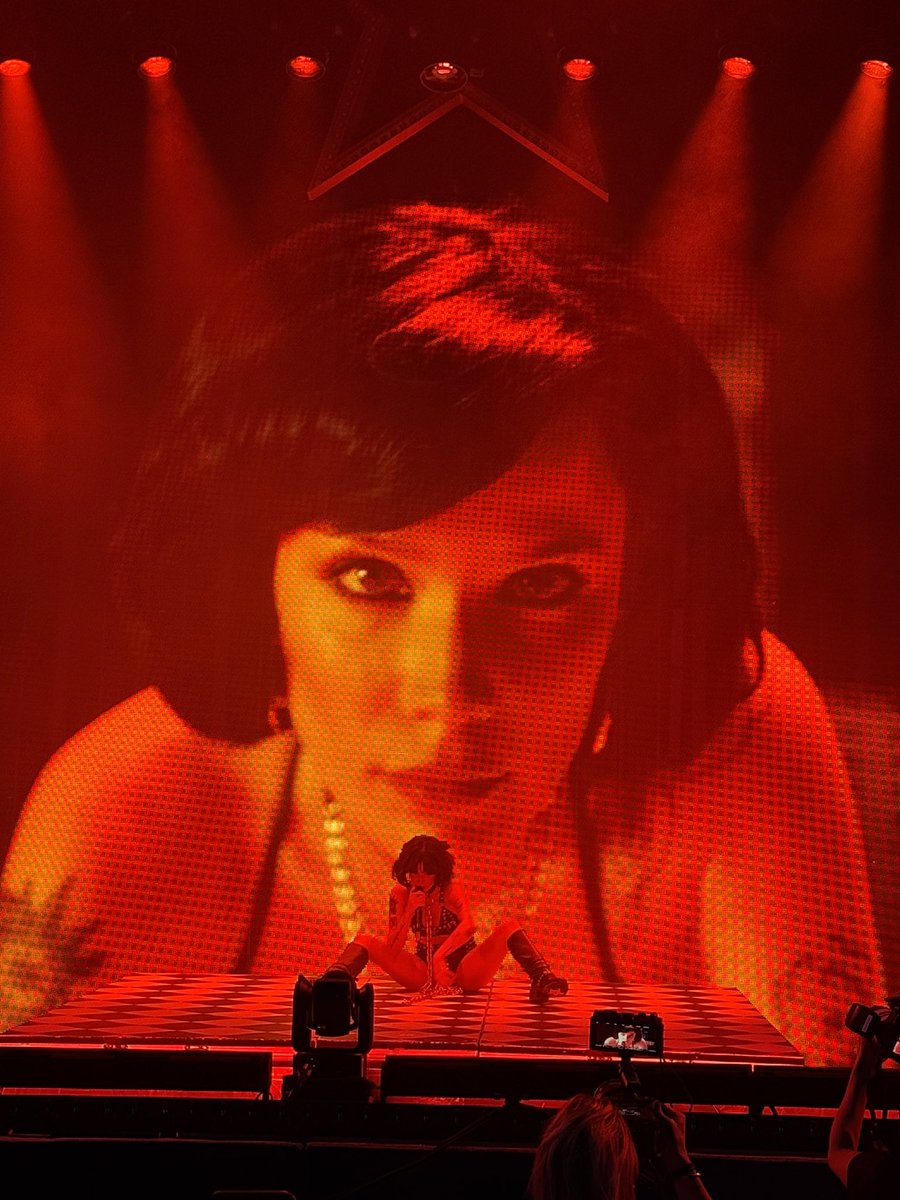 DisjoinedKey's tweet photo. had the absolute best time last night seeing @halsey 🩵🩵🩵 cannot believe we finally got 929 redemption!!! https://t.co/IxqZ6bmjMH