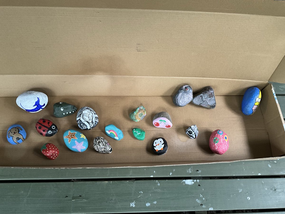 Kylmä ja sateinen päivä sai taiteilijoiden luovuuden puhkeamaan kukkaan. Pari teosta omastakin siveltimestäni.