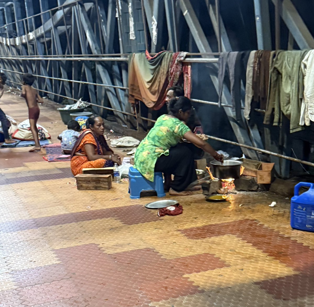 harshadt's tweet photo. @MumbaiPolice @MMRDAOfficial @mybmc @CMOMaharashtra  Few people occupy the skywalk on Goregaon West side. They even cook on the bridge which is dangerous. Authorities pl do something. https://t.co/ut3LdrOOna