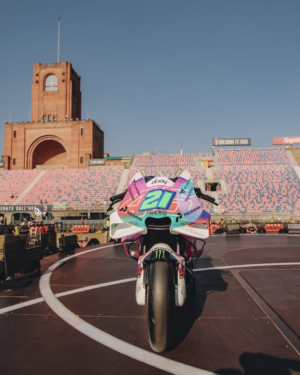 VR46RacingTeam's tweet photo. From track to stage 🏍️🎤 

Dal Mugello dal Dall’Ara 🎨 

#ItalianGP #MotoGP #PertaminaEnduroVR46RacingTeam #CremoniniLive25 https://t.co/3uZZYjSgZ8