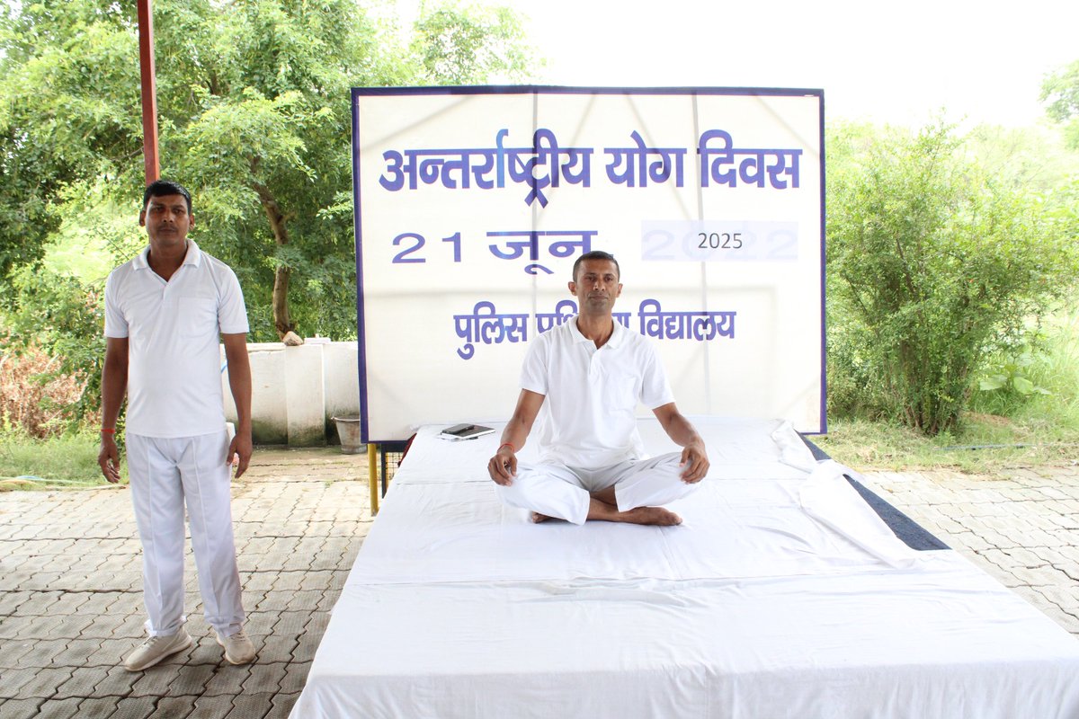 दिनाँक 21.06.25 को पुलिस प्रशिक्षण विद्यालय, कालपी, जालौन मे अंतरराष्ट्रीय योग दिवस के अवसर पर संस्था मे नियुक्त अधिकारीगण व प्रचलित कोर्स के प्रशिक्षुओं एवं प्रशिक्षको को योग प्रशिक्षकों के द्वारा योगाभ्यास कराया गया एवं योग से होने वाले लाभों के बारे में जागरूक किया गया।
