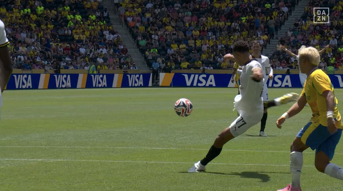 📸 - THE CONTROL ON HIS CHEST, AND THE WONDERFUL FINISH.

HIS BROTHER WOULD BE PROUD!