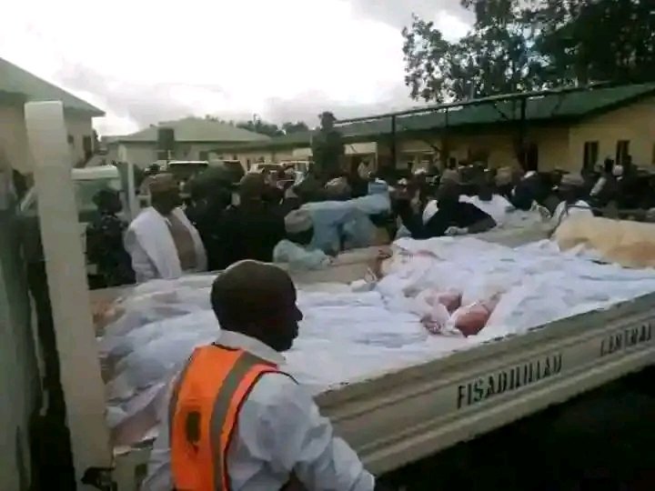 Sarki_sultan's tweet image. Seven Muslims were brutally murdered after christian extremist attack them in Mangu, Plateau State. The victims were majorly Hausa muslims traveling from Zaria for a wedding, the incident occured yesterday at 9:47 pm.