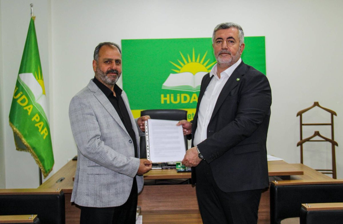 Çermik İlçe Başkanlığımızda bayrak değişimi

İl Başkanımız Sayın Zeynul Abidin Gülsever, Çermik İlçe Başkanlığı görevini devreden Sayın Ebubekir Akkılıç’a hizmetlerinden dolayı teşekkür ederek bir plaket takdim etti. Başkanımız, İlçe Başkanlığına yeni seçilen Sayın Seyfettin