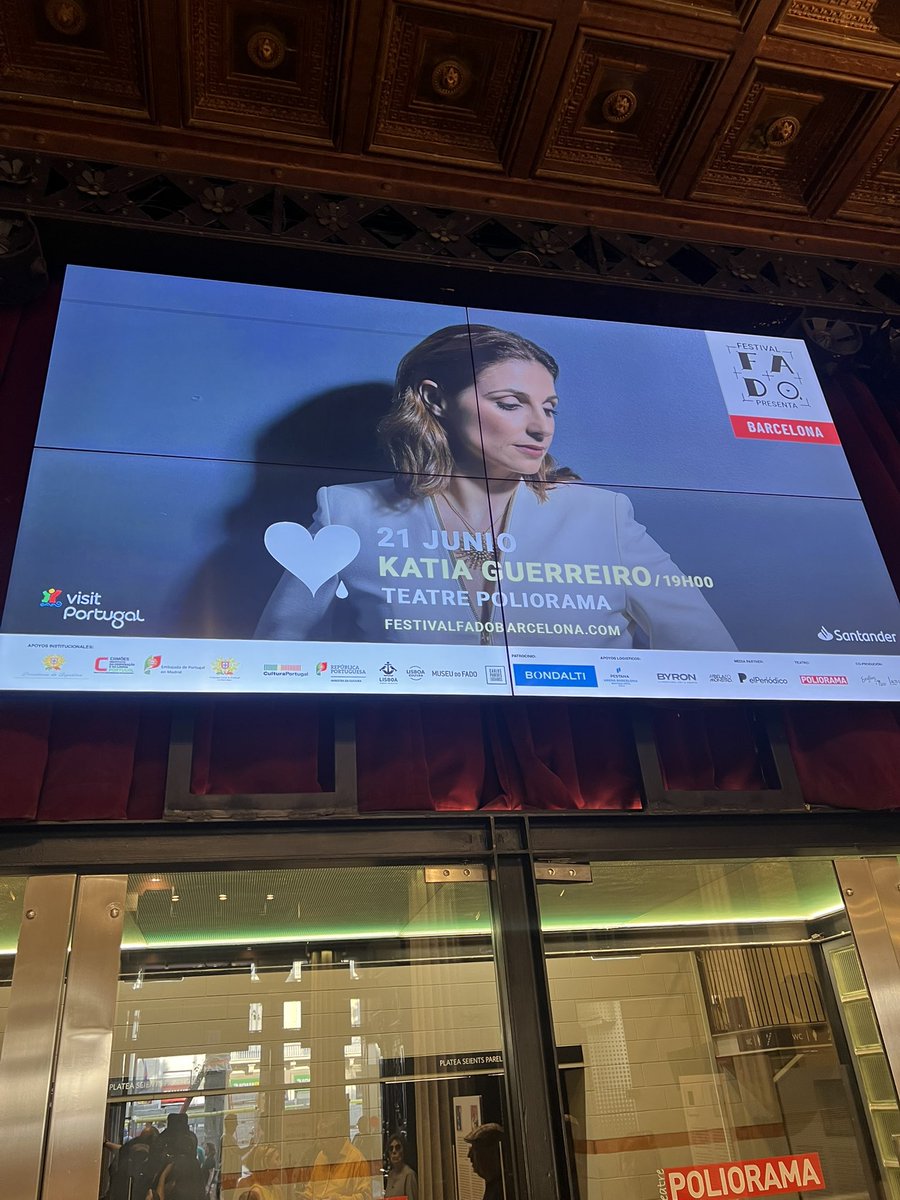 cdanielorellana's tweet photo. Cuando vivía en Venezuela veía por YouTube a artistas de #fados que admiraba. Hoy vuelvo a estar en un concierto. Esta vez en #Barcelona para aplaudir a Katia Guerreiro https://t.co/EfdokphfHK