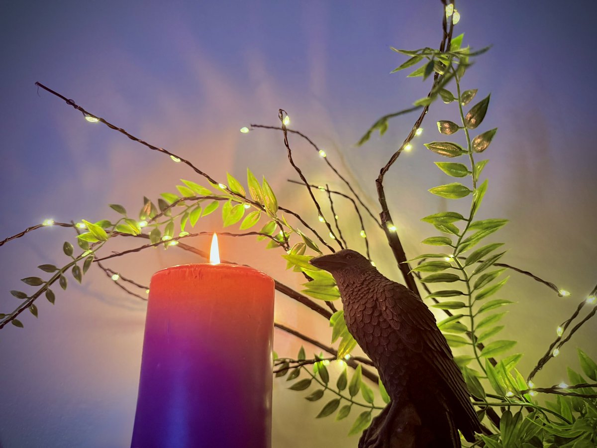 Joyeuse Litha à toutes et à tous! Que vous soyez bénis en cette nuit la plus courte de l’année ☀️

Et dans quelques jours viendra la Nouvelle Lune : le moment idéal pour songer à ce que vous aimeriez inviter dans votre vie.
Que le destin vous ouvre toutes les portes!🔥🌑🌿