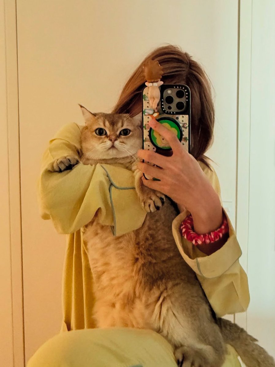 LISA with a hairy hippo?🧐

#LISA #LALISA <a href="/wearelloud/">LLOUD</a>