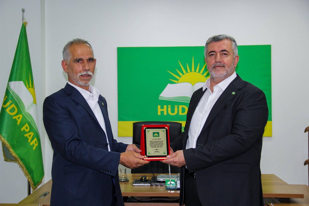 İl Başkanımız Sayın Zeynul Abidin Gülsever, Hani İlçe Başkanlığı görevinden affını talep eden Sayın Feyzi Yaşar’a görev süresi boyunca sergilediği özverili çalışmalar ve teşkilatımıza sunduğu katkılar dolayısıyla teşekkür ederek plaket takdim etti.

Sayın Feyzi Yaşar’a bugüne