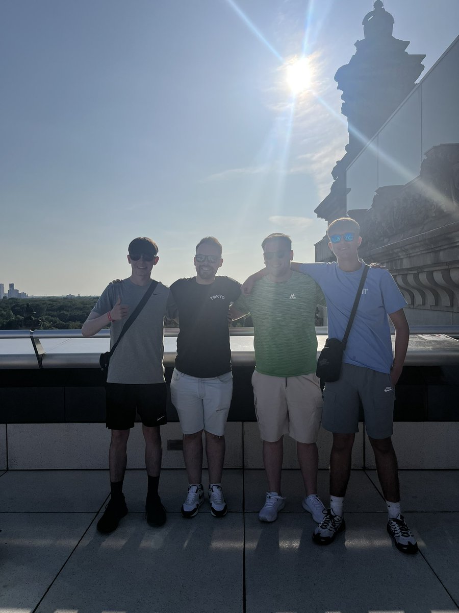 Catching some sun and snaps at the Reichstag📸 

Now heading back to the hotel for dinner and some well needed chill time!

#BerlinGHS