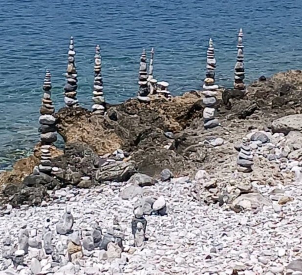 Η δημιουργικότητα θα βρει πάντα τρόπο για να εκφραστεί.
Ακόμα και με πετραδάκια στην παραλία.
Το αποτέλεσμα αξίζει τον κόπο, ακόμα κι αν ξέρεις ότι θα διαρκέσει μέχρι την πρώτη φουσκοθαλασσιά.
Γιατί η δημιουργία είναι η μέγιστη χαρά της ζωής !