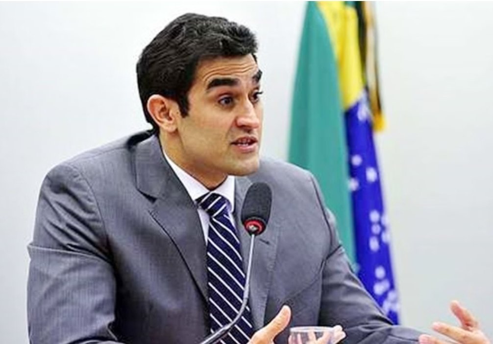 Hugo de Barros Correia

Motivo da exoneração: Exonerado do cargo de superintendente da PF no Distrito Federal em 2021, após liderar inquéritos que investigavam Jair Renan Bolsonaro (filho do presidente) por desvios no Ministério da Saúde e o caso das fake news.