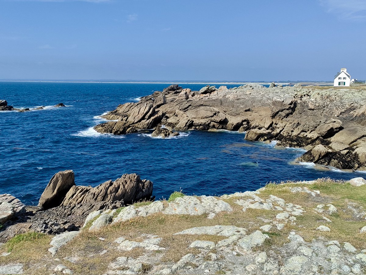 Les vents ont tourné. Un souffle de noroit rafraîchit l'atmosphère, la mer devient marine
Saint Guénolé 
#Breizh #Bretagne #PaysBigouden