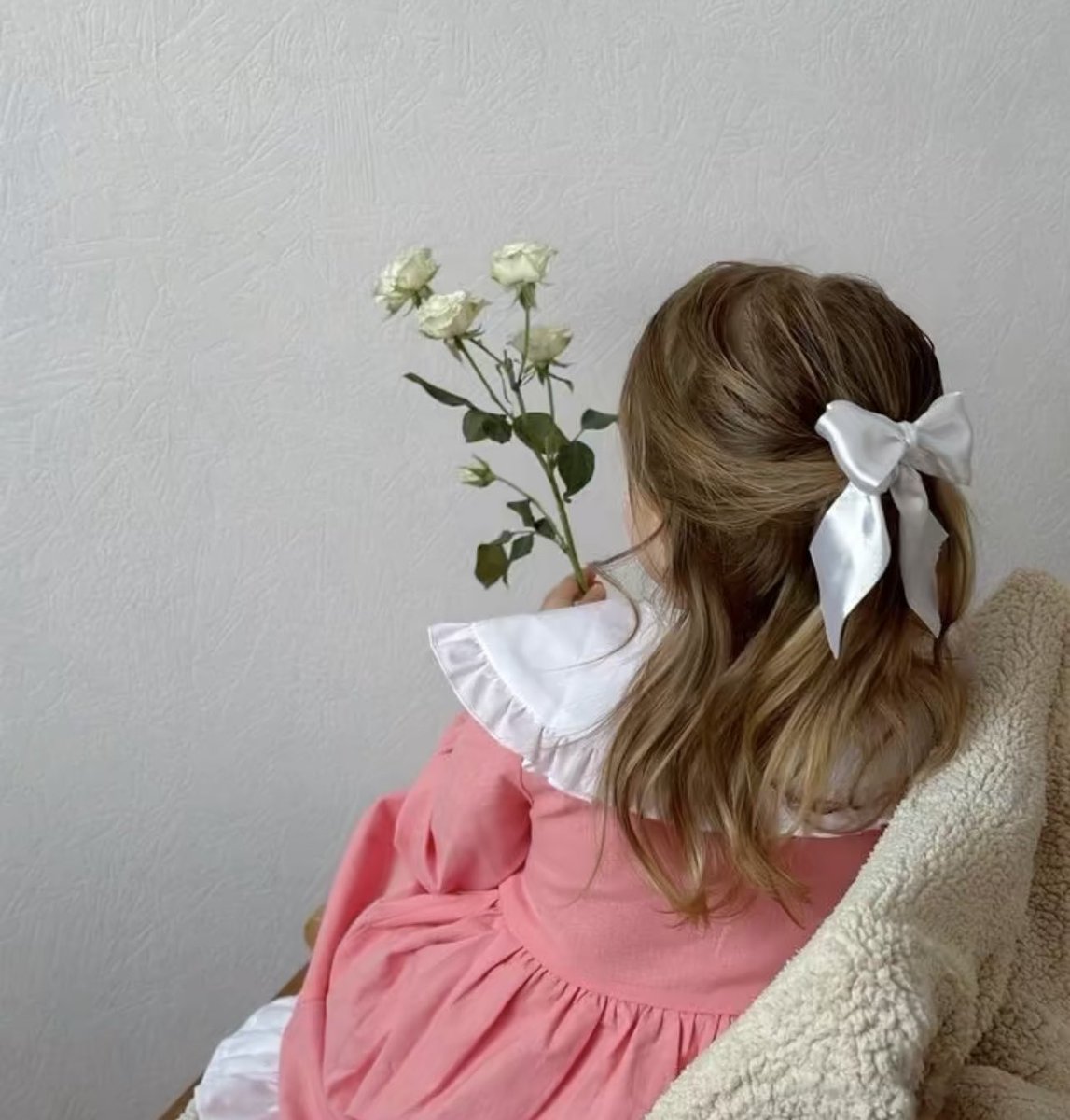 خليك البنت اللي لما الناس تشوفها تقول الدنيا لسى فيها خير،.*