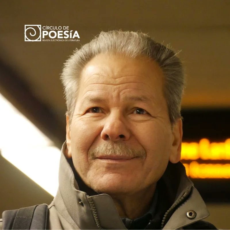 Poesía siria:
.
.
No hay sol aquí.
Por eso me encuentro desnudo
de sombras.
Y tampoco hay mujer.
Por eso me encuentro desnudo de mí mismo
.
.
.
Faraj Bayrakdar. Traducción de Amal Fares.
🇸🇾🇸🇾
circulodepoesia.com/2025/06/poesia…