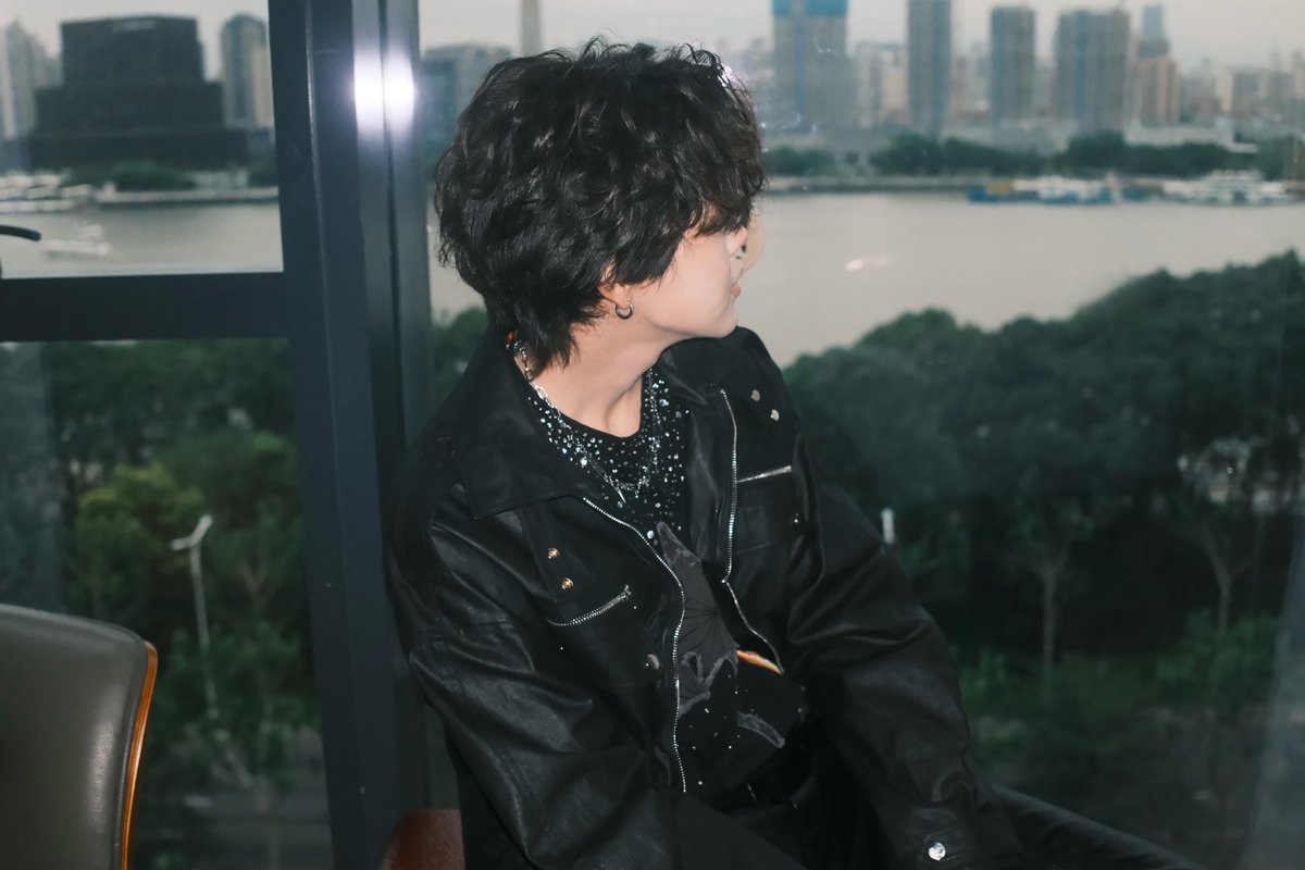 thiothamm's tweet image. first time in shanghai but definitely won’t be the last 🌊🌻 thank you ohna for THE energy today! & thank you p tia and p bambam for all the love you have given to us❣️
#THIOTHAMM
#NexT1DE_THIO
#NexT1DE