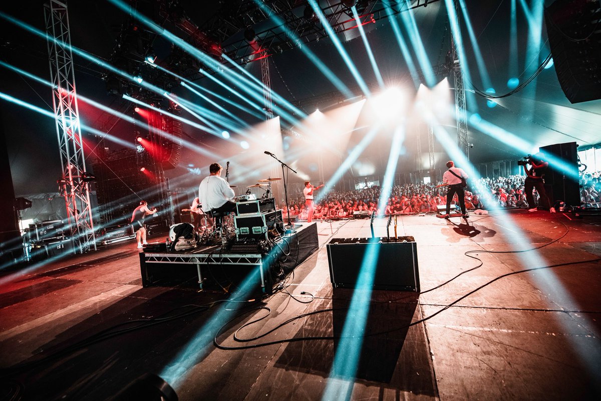crystaltidesuk's tweet image. Thanks @IsleOfWightFest !!

We thought it might be a struggle but you turned out en masse!

Love ya x

📸 - Rhona Murphy