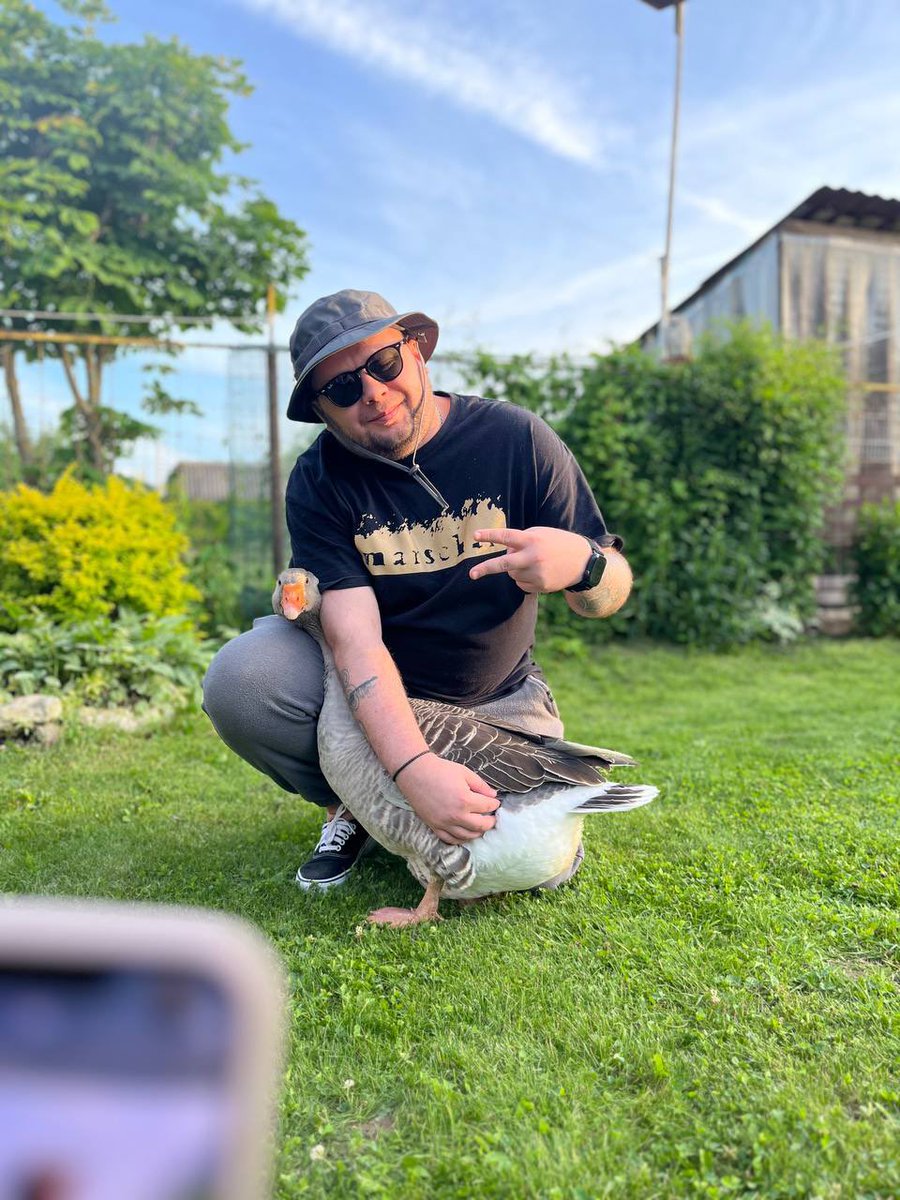 Меня часто спрашивают, душил ли я сегодня своего гуся. Нет, не душил, она просто любит обниматься