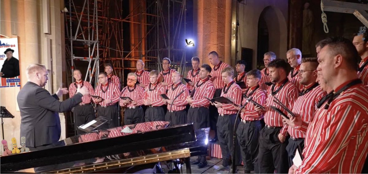 VisitUrk's tweet image. Christelijk mannenkoor Soli Deo Gloria geeft vanavond in café-zaal Rost van Tonningen het jaarlijkse zomerconcert. Op het repertoire onder meer ‘U zei de glorie’, ‘Wat de toekomst brenge moge’ en ‘Daar moet een piemel in’. Aanvang 20.15 uur. #Urk