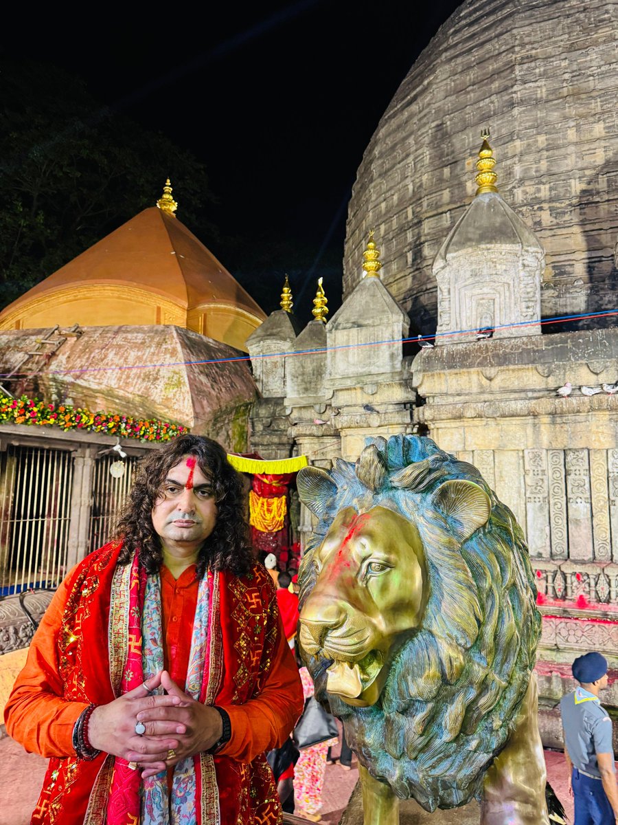 "ॐ ऐं ह्रीं क्लीं कामाख्यै नमः"
आज गुवाहाटी स्थित विश्व की सबसे प्राचीन एवं शक्तितंत्र पीठ माँ कामाख्या धाम में तंत्र साधना के सबसे पावन पर्व — अम्बुबाची महापर्व पर माँ के दिव्य दर्शन का परम सौभाग्य प्राप्त हुआ।
माँ के चरणों में देश व प्रदेश की सुख-समृद्धि, धर्म-रक्षा और जनकल्याण