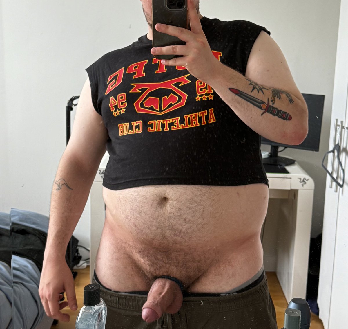 jowlbro's tweet photo. i need a throat to fuck https://t.co/jqoP9jjiSi