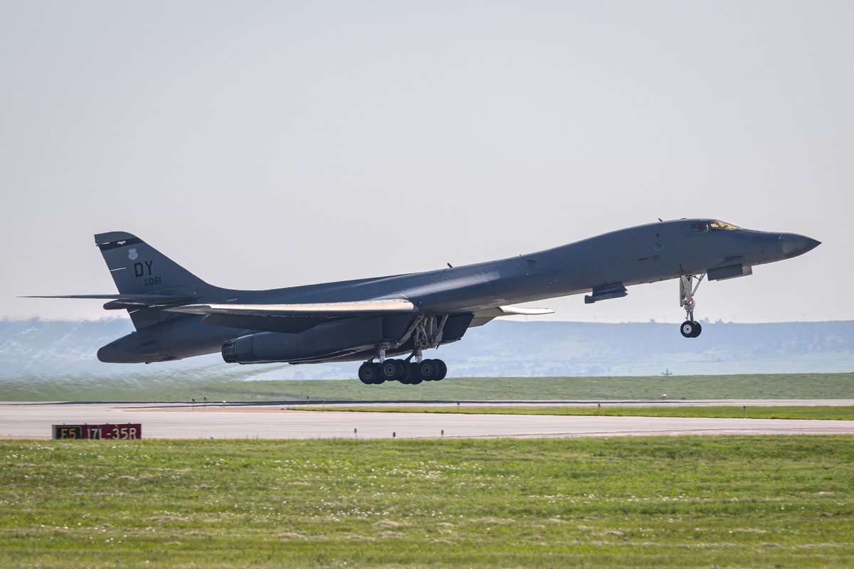 GDevorePhotos's tweet image. CHOP1, a flight of two B-1B Lancers from Dyess AFB, departs Peterson SFB on a training mission.