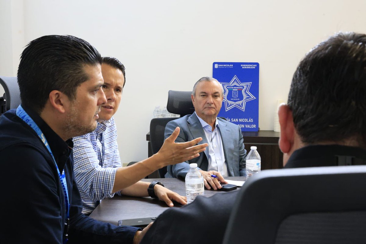 En la Mesa por la Paz, junto al alcalde de San Nicolás, Daniel Carrillo, acordamos reforzar la coordinación en temas de migración y seguridad. 🔐🚔

Seguimos trabajando unidos por el bienestar de Guadalupe. 💪

#SeamosGrandes