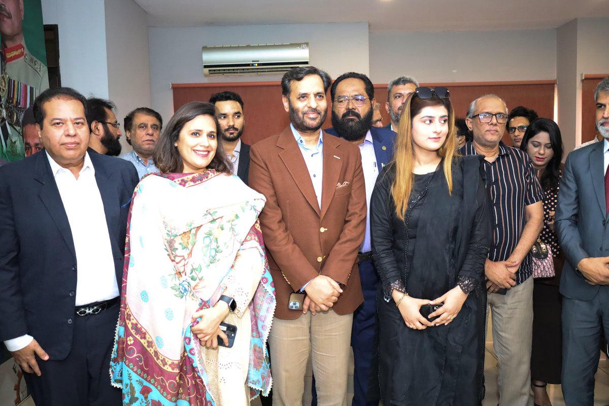 وفاقی وزیر صحت سید مصطفیٰ کمال کا کاٹی کا دورہ:
کورنگی ایسوسی ایشن آف ٹریڈ اینڈ انڈسٹری کے عہدیداران سے ملاقات، صنعتی شعبے کے مسائل اور قومی صحت کے نظام پر گفتگو۔
صحت کا نظام صرف اسپتالوں سے نہیں، مربوط پالیسی، صاف پانی اور سیوریج اصلاحات سے جڑا ہوا ہے۔

#MustafaKamal