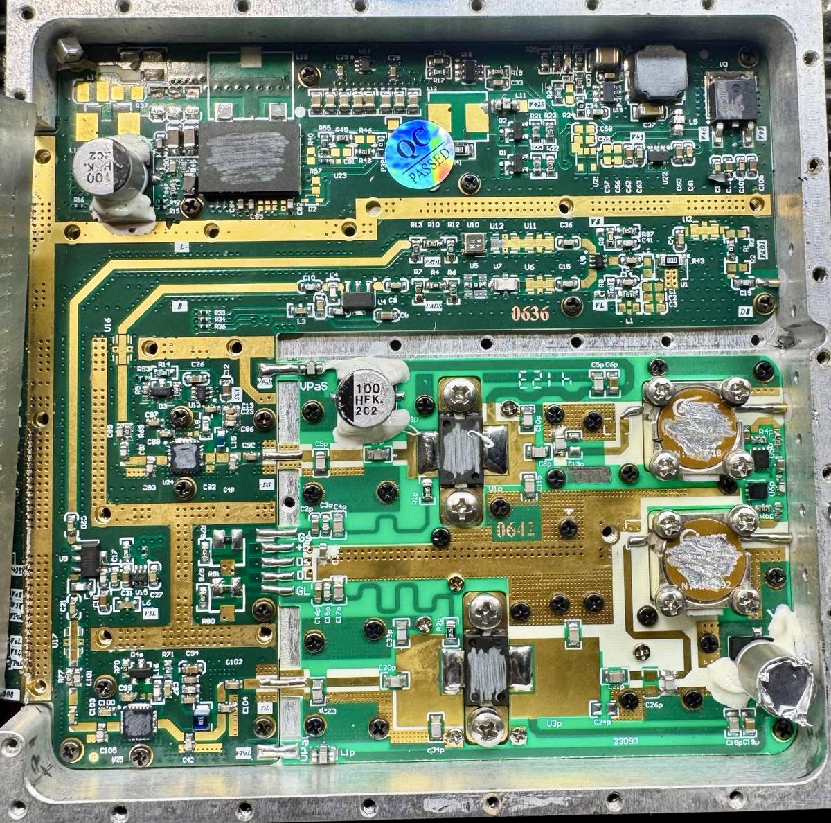 This component from the recently downed Russian Shahed with AI capacity is an output amplifier.
The designations of some of its components such as circulators and the microcontroller have been crudely obliterated, apparently with a screwdriver.