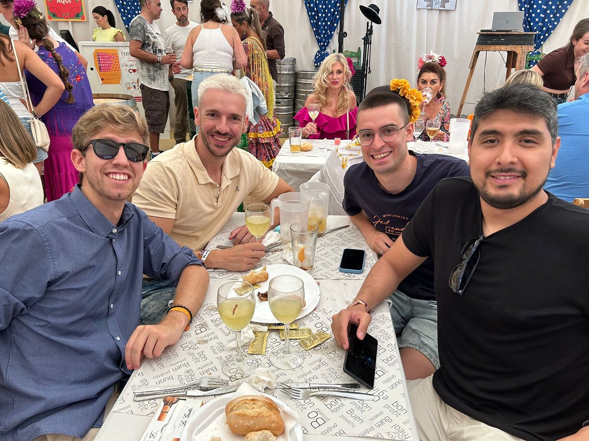 Radio Marca Granada (@rmarcagranada) on Twitter photo 😉 El equipo de <a href="/rmarcagranada/">Radio Marca Granada</a> no podía faltar a su cita anual con el Corpus.
🙌 Este año disfrutamos de un gran día en la caseta “Pa Un Día Que Salgo” acompañados de buena música y comida. 😉 El equipo de <a href="/rmarcagranada/">Radio Marca Granada</a> no podía faltar a su cita anual con el Corpus.
🙌 Este año disfrutamos de un gran día en la caseta “Pa Un Día Que Salgo” acompañados de buena música y comida.