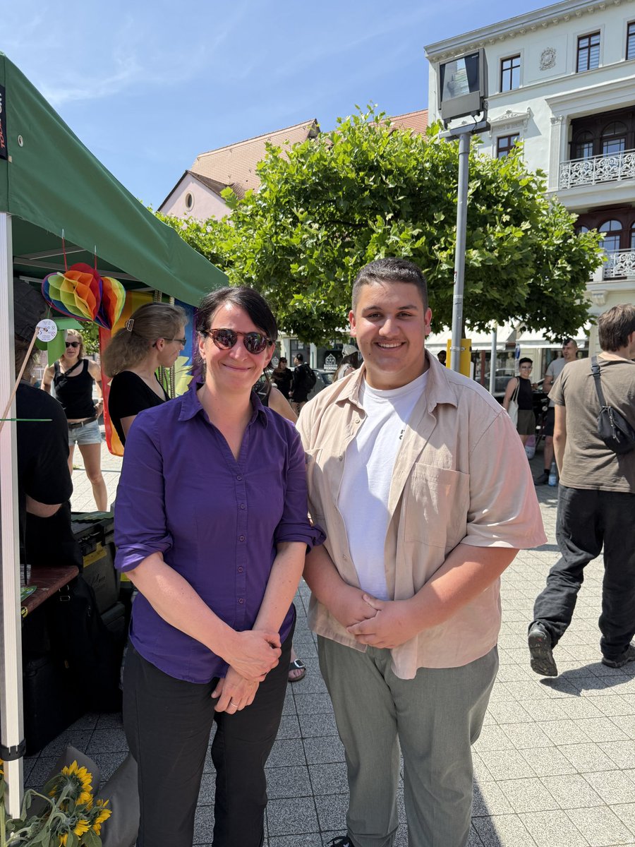 Liebe Grüße aus Borna!
Hier findet heute der 1. Christopher Street Day statt - über 200 Menschen feiern bunt und fröhlich. Auch wenn es keine offizielle Gegendemonstration gibt, laufen mehr als 20 Jungfaschos um den CSD herum.