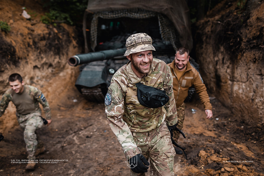 ng_ukraine's tweet image. Guardsmen of the &quot;Kara-Dag&quot; Brigade effectively engage the enemy using a captured T-72B3.
