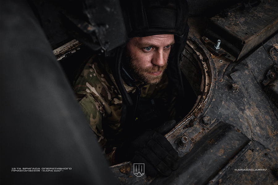 ng_ukraine's tweet image. Guardsmen of the &quot;Kara-Dag&quot; Brigade effectively engage the enemy using a captured T-72B3.