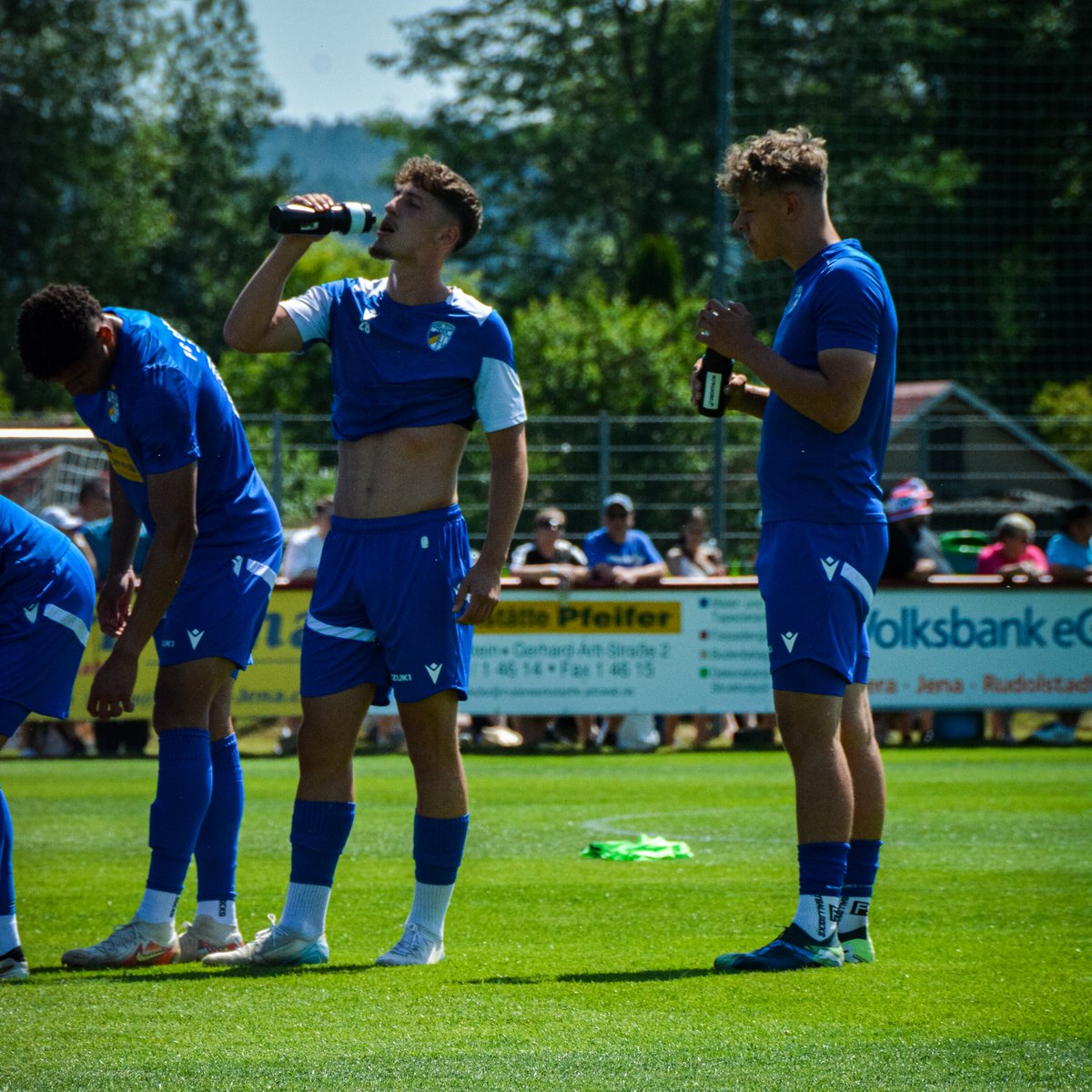 fccarlzeissjena's tweet photo. 𝑺𝑻𝑨𝒀 𝑯𝒀𝑫𝑹𝑨𝑻𝑬𝑫 🚰
Wichtig bei den Temperaturen: Viel trinken! 🌞
#FCC #MehrAlsFußball #fccarlzeissjena #Rothenstein #Testspiel https://t.co/gft99dNKFx