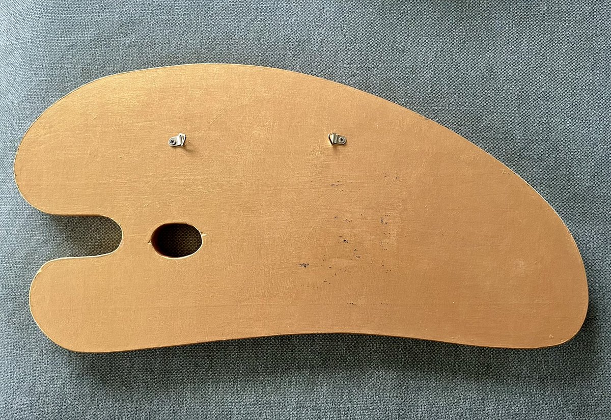 2025年6月に 関西学院大学 絵画部 "弦月会" OBのパレット型シンボルプレートのレプリカを木で制作しました
Freedom with Principleという言葉がありますが「筋（スジ）の通った自由」といった意味合いになるそうです

Symbol plate of Kwansei Gakuin University Fine Art Club “Gengetsu-kai” alumni