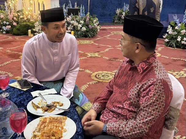 Alhamdulillah, hari bahagia dikongsi bersama.

Petang tadi saya berkesempatan menghadiri Majlis Resepsi Perkahwinan anak kepada YBhg. Datuk Seri Sollehuddin Alyubi bin Zakaria, Ketua Pengarah Unit Penyelarasan Pelaksanaan (ICU), Jabatan Perdana Menteri bertempat di Dewan Sri