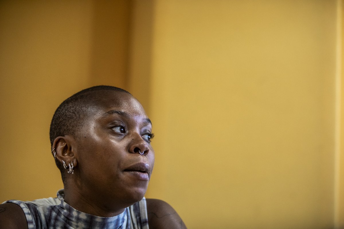 Directa (@la_directa) on Twitter photo #ENTREVISTA | Lola Olufemi, escriptora: “Pensar la història com una línia contínua ens col·loca al costat dels derrotats” directa.cat/pensar-la-hist… Una entrevista de <a href="/lvivas8/">Laila 🇵🇸❤️🩹💧🔥</a> amb fotos de <a href="/_ittos_/">Victor Serri</a> #ENTREVISTA | Lola Olufemi, escriptora: “Pensar la història com una línia contínua ens col·loca al costat dels derrotats” directa.cat/pensar-la-hist… Una entrevista de <a href="/lvivas8/">Laila 🇵🇸❤️🩹💧🔥</a> amb fotos de <a href="/_ittos_/">Victor Serri</a>
