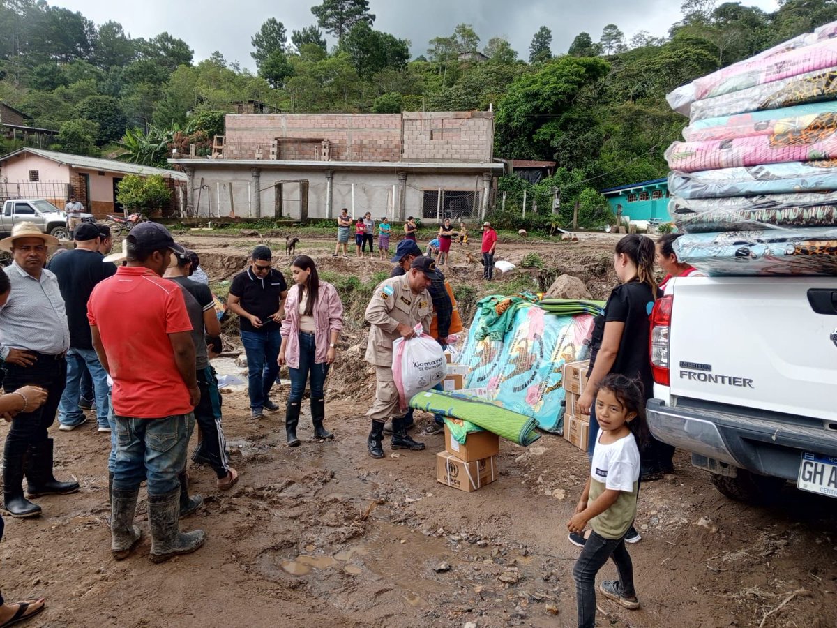 Secretaría de Gestión de Riesgos y Contingencias (@copecogob) on Twitter photo 🤝💙 ¡Honduras solidaria, Honduras unida!
Por instrucciones de la Sra Presidenta <a href="/XiomaraCastroZ/">Xiomara Castro de Zelaya</a> hemos iniciado la entrega de ayuda humanitaria a centenares de familias afectadas por las recientes lluvias en el departamento de Ocotepeque. 🌧️🏠
Nuestros equipos de COPECO se han 🤝💙 ¡Honduras solidaria, Honduras unida!
Por instrucciones de la Sra Presidenta <a href="/XiomaraCastroZ/">Xiomara Castro de Zelaya</a> hemos iniciado la entrega de ayuda humanitaria a centenares de familias afectadas por las recientes lluvias en el departamento de Ocotepeque. 🌧️🏠
Nuestros equipos de COPECO se han