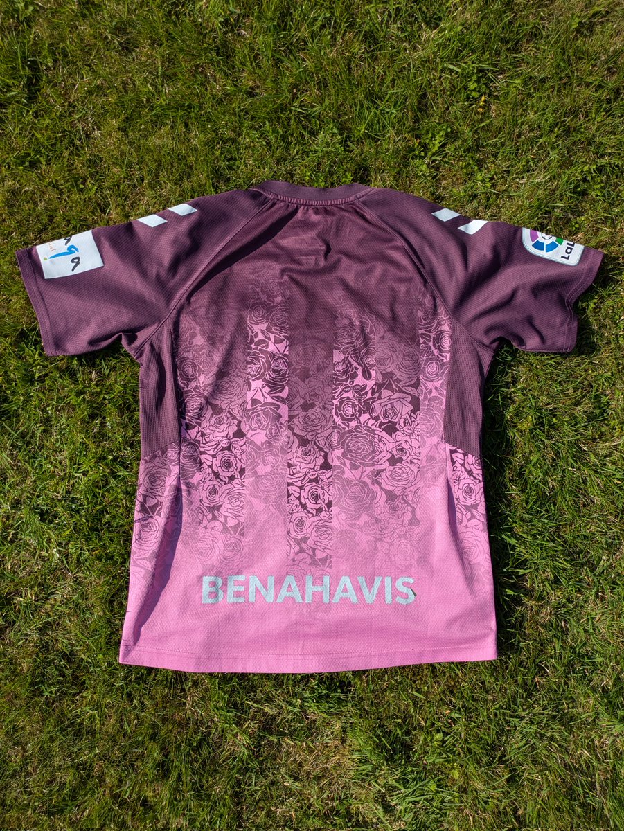 This one has been on my list for a while now. Glad to get it at a good price ✅

Málaga CF 2022/23 Away shirt 🇪🇸

A tribute to the club's home stadium, Estadio De La Rosaleda, which translates to “Rose Garden Stadium” 🌹
