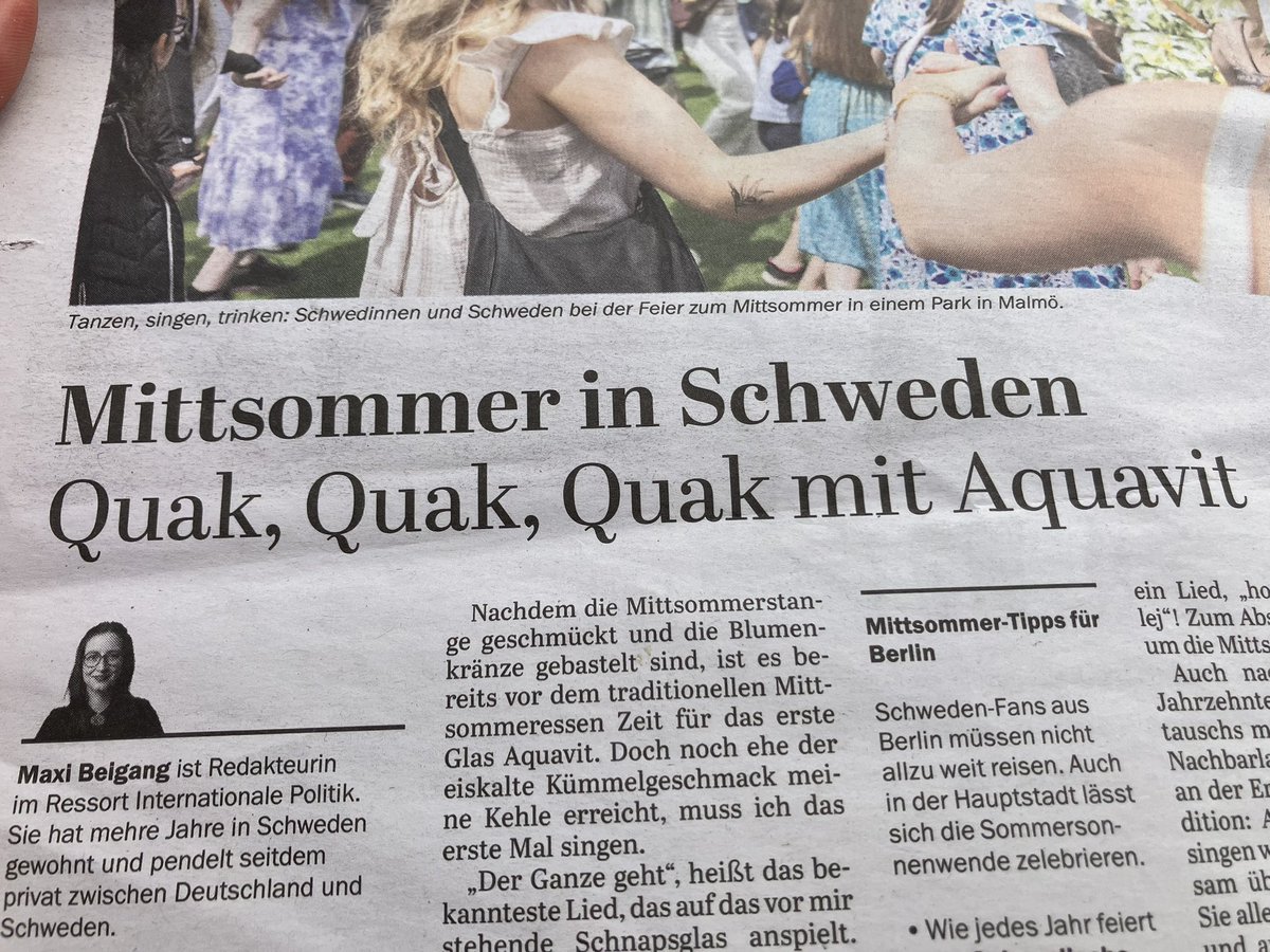 ”In all den Jahren habe ich nie verstanden, warum ich mir erst den Magen mit Schnaps vollschlagen soll und dann um die Wette laufen soll.”
Tagesspiegel rapporterar om svenskt midsommarfirande och den märkliga sången ”Tanz der kleinen Frösche”.