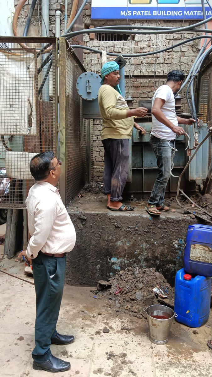 PUVVNL Varanasi (@puvvnlvaranasi) on Twitter photo #Maintenance
#рд▓рдХреНрд╖реНрдп_24X7_рдЙрдкрднреЛрдХреНрддрд╛_рд╕реЗрд╡рд╛
рди.рд╡рд┐.рд╡рд┐.рдЦрдгреНрдбтАУрднреЗрд▓реВрдкреБрд░ рд╡рд╛рд░рд╛рдгрд╕реА рдХреЗ рдЧреЛрджреМрд▓рд┐рдпрд╛ рдЙрдкрдХреЗрдВрджреНрд░ рдХреЗ рдЕрдВрддрд░реНрдЧрдд рдореЗрдВ рдХрд╛рд░реНрдорд┐рдХреЛрдВ рджреНрд╡рд╛рд░рд╛ рдЯреНрд░рд╛рдВрд╕рдлрд╛рд░реНрдорд░ рдорд░рдорддреНрдд, рддреЗрд▓ рдбрд╛рд▓рдиреЗ, рдбреАрдУ рдмрд╛рдВрдзрдиреЗ рдХреЗрдмрд▓ рдХреЛ рдЯрд╛рдИрдЯ рдХрд░ рд╡рд┐рджреНрдпреБрдд рдЖрдкреВрд░реНрддрд┐ рд╕рд╛рдорд╛рдиреНрдп рдХрд┐рдпрд╛ рдЧрдпрд╛ред
<a href="/UPPCLLKO/">UPPCL</a> <a href="/PuVVNLHQ/">Purvanchal Vidyut Vitaran Nigam Limited</a> <a href="/aksharmaBharat/">A K Sharma</a> <a href="/mduppcl/">MDUPPCL</a> <a href="/ChairmanUppcl/">Chairman Uppcl</a> #Maintenance
#рд▓рдХреНрд╖реНрдп_24X7_рдЙрдкрднреЛрдХреНрддрд╛_рд╕реЗрд╡рд╛
рди.рд╡рд┐.рд╡рд┐.рдЦрдгреНрдбтАУрднреЗрд▓реВрдкреБрд░ рд╡рд╛рд░рд╛рдгрд╕реА рдХреЗ рдЧреЛрджреМрд▓рд┐рдпрд╛ рдЙрдкрдХреЗрдВрджреНрд░ рдХреЗ рдЕрдВрддрд░реНрдЧрдд рдореЗрдВ рдХрд╛рд░реНрдорд┐рдХреЛрдВ рджреНрд╡рд╛рд░рд╛ рдЯреНрд░рд╛рдВрд╕рдлрд╛рд░реНрдорд░ рдорд░рдорддреНрдд, рддреЗрд▓ рдбрд╛рд▓рдиреЗ, рдбреАрдУ рдмрд╛рдВрдзрдиреЗ рдХреЗрдмрд▓ рдХреЛ рдЯрд╛рдИрдЯ рдХрд░ рд╡рд┐рджреНрдпреБрдд рдЖрдкреВрд░реНрддрд┐ рд╕рд╛рдорд╛рдиреНрдп рдХрд┐рдпрд╛ рдЧрдпрд╛ред
<a href="/UPPCLLKO/">UPPCL</a> <a href="/PuVVNLHQ/">Purvanchal Vidyut Vitaran Nigam Limited</a> <a href="/aksharmaBharat/">A K Sharma</a> <a href="/mduppcl/">MDUPPCL</a> <a href="/ChairmanUppcl/">Chairman Uppcl</a>