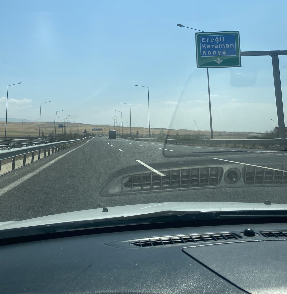 Konya’da yol bitmiyor arkadaşlar. Dümdüz gidiyosun saatlerce gidiyosun ama BİTMİYOR. 10 saatlik yolun 4ü Konya’da geçiyor ama BİTMİYOR.