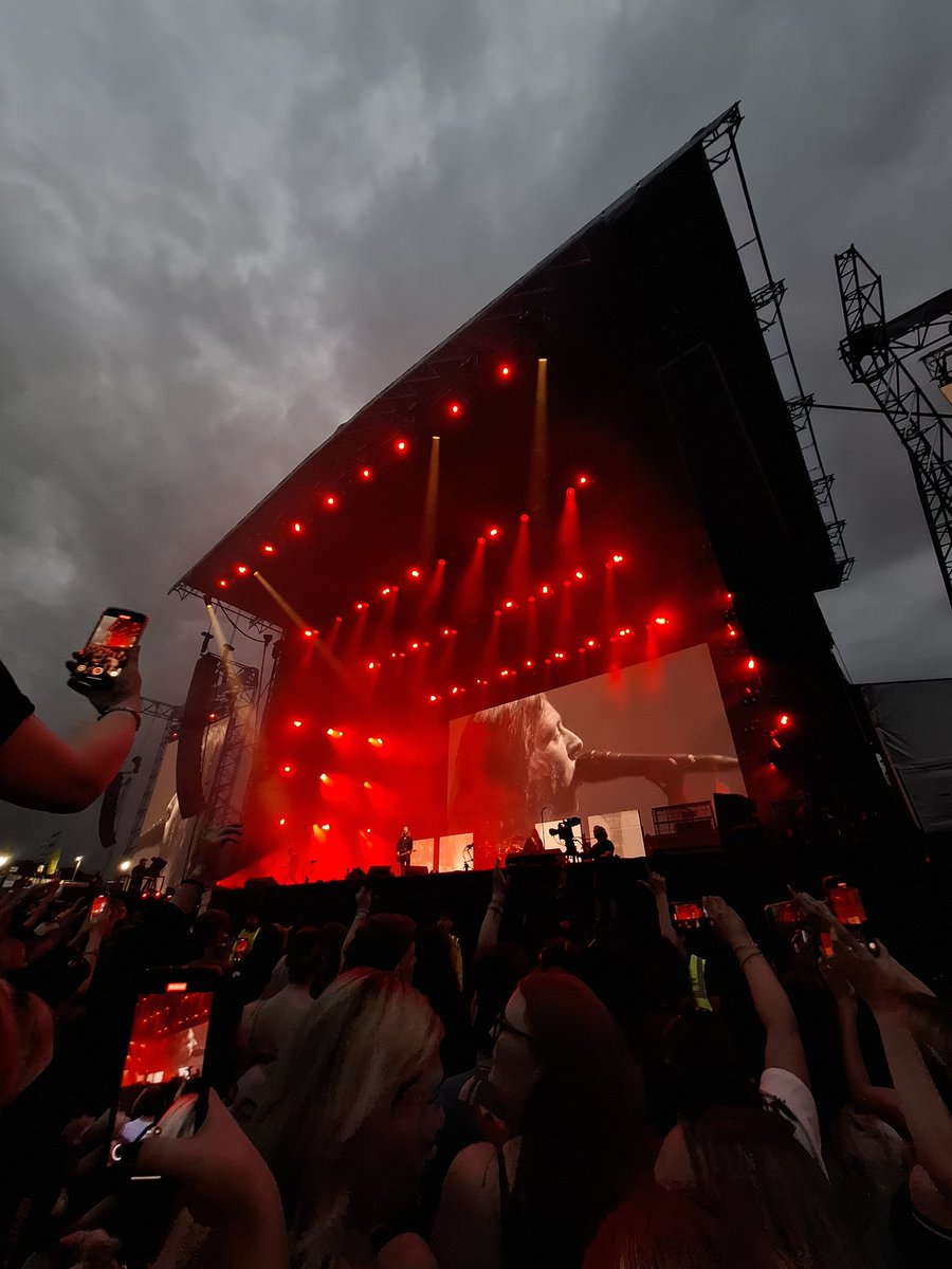 How good  was this <a href="/thebottlemen/">Catfish&theBottlemen</a> managed to finish their set just before a torrential downpour