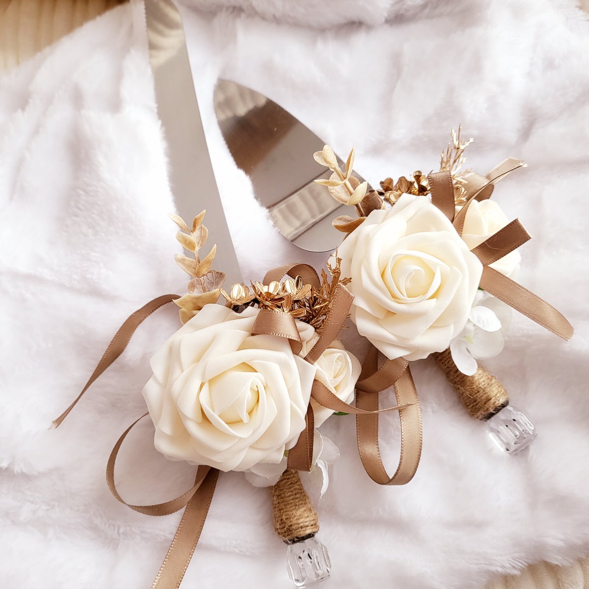 littlemewn's tweet image. I'm getting married next week! Might be slow with replies on socials over the next 3 weeks so I super appreciate everyones patience during this time.
Also lookie at these DIY cake knives I decorated 🥰