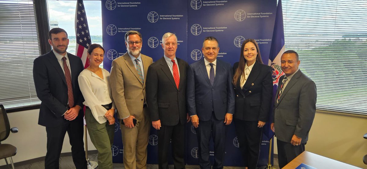 La JCE, representada por su presidente, Román Jáquez Liranzo (<a href="/RomnJquez/">Román Andrés Jáquez Liranzo</a>) y la Fundación Internacional para sistemas Electorales (<a href="/IFES1987/">IFES</a>), representada por su presidente y CEO, Anthony Banbury (<a href="/TonyBanbury/">Tony Banbury</a>), firman en Washington un acuerdo de cooperación horizontal para la