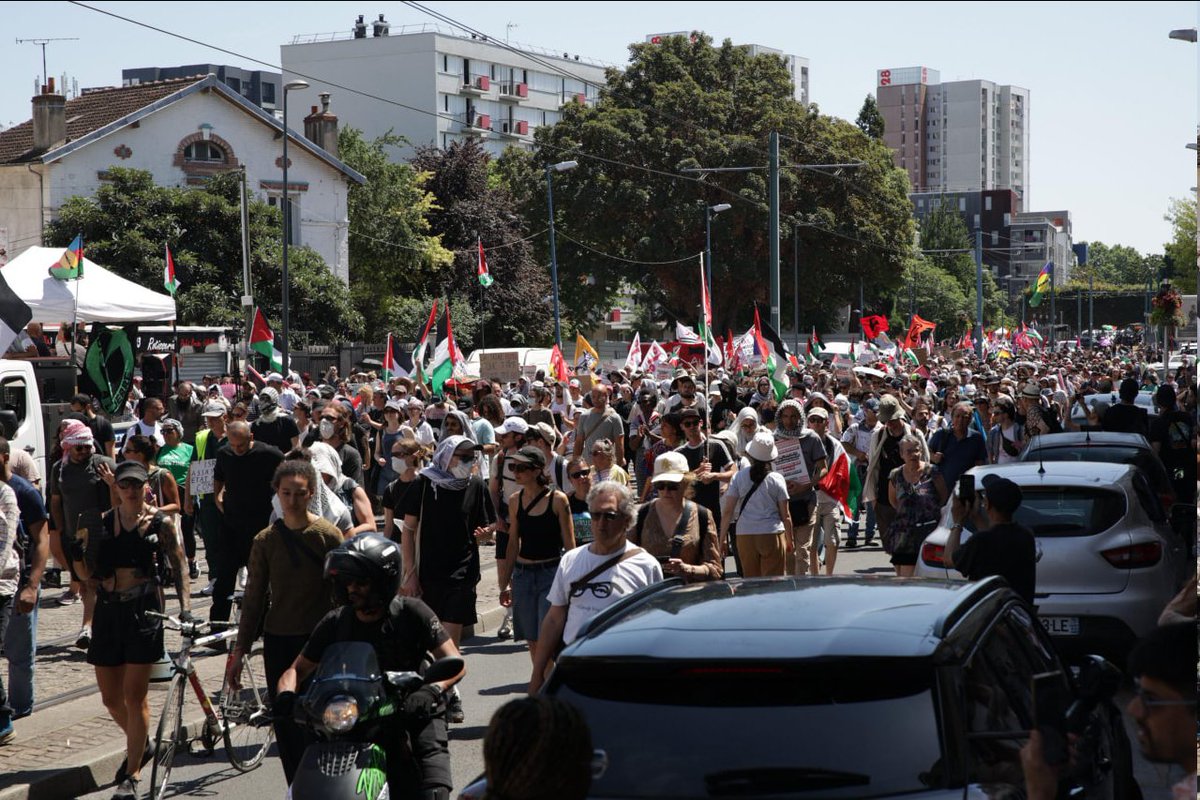 💥Malgré les intimidations policières plus de 3000 personnes ont pris la rue en direction du salon du Bourget pour faire guerre a la guerre. 

La manif sera suivie d'un grand concert devant la bourse du travail de Bobigny pour une fête de la musique décoloniale et antimilitariste