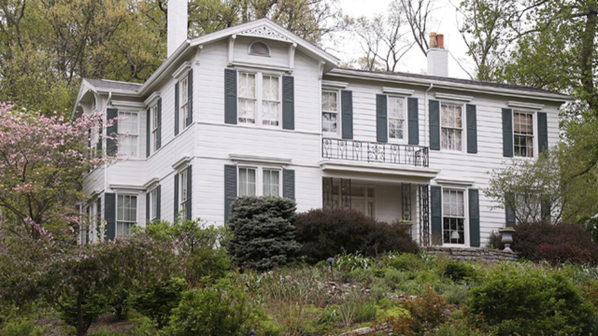 This morning a group of men from my parish went on a run and we ran by JD Vance's house. We made sure to stop and say a prayer for the Vice President, his family, and all our government leaders.

Pray for our leaders! Pray for peace!