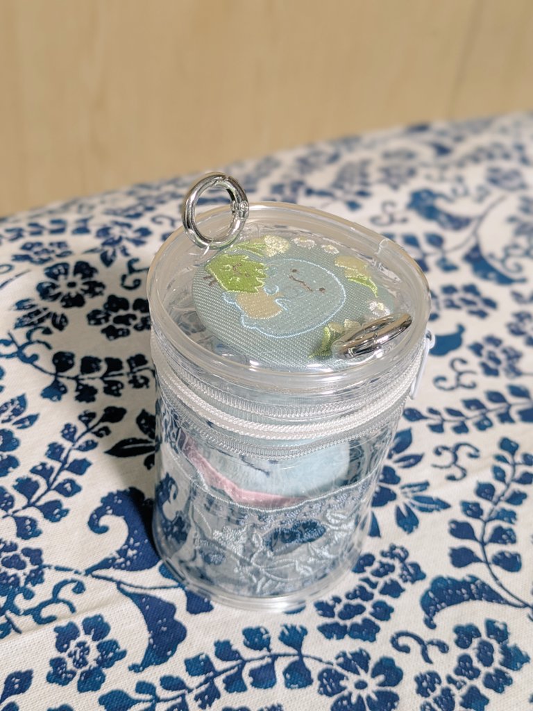 d44RE8FZNA9DvlO's tweet image. 雨の日のお出かけのため、透明なぬいポーチをリメイクしたよ✨️
上の部分から缶バッチを見えるようにしたくて、ダイソーの缶バッチカバーに刺繍缶バッチをいれてムギュムギュ押し込めた！
レースはセリアのもの✨️
縫いもせず切りもせず貼りもせず入れただけなのでリメイクとは言えないな(笑)