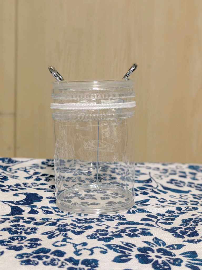 d44RE8FZNA9DvlO's tweet image. 雨の日のお出かけのため、透明なぬいポーチをリメイクしたよ✨️
上の部分から缶バッチを見えるようにしたくて、ダイソーの缶バッチカバーに刺繍缶バッチをいれてムギュムギュ押し込めた！
レースはセリアのもの✨️
縫いもせず切りもせず貼りもせず入れただけなのでリメイクとは言えないな(笑)