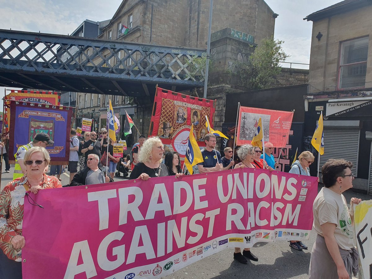AntiRacismDay's tweet photo. Big shout out to @UniteScotland delegations on impressive #tradeunion #Unions4Unity #TradeUnionsAgainstRacism bloc at today's @SUTRScotland march to celebrate #WorldRefugeeDay & @GlasgowLMHR carnival at the Old Fruitmarket
#RefugeesWelcome #NoRacismNoFascism #StopFarRight https://t.co/oNE3yeAlT2